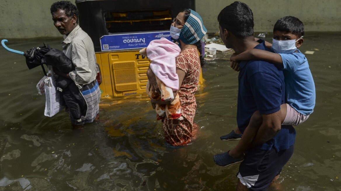 Ινδία: Τουλάχιστον 12 νεκροί και 18 αγνοούμενοι από τις πλημμύρες