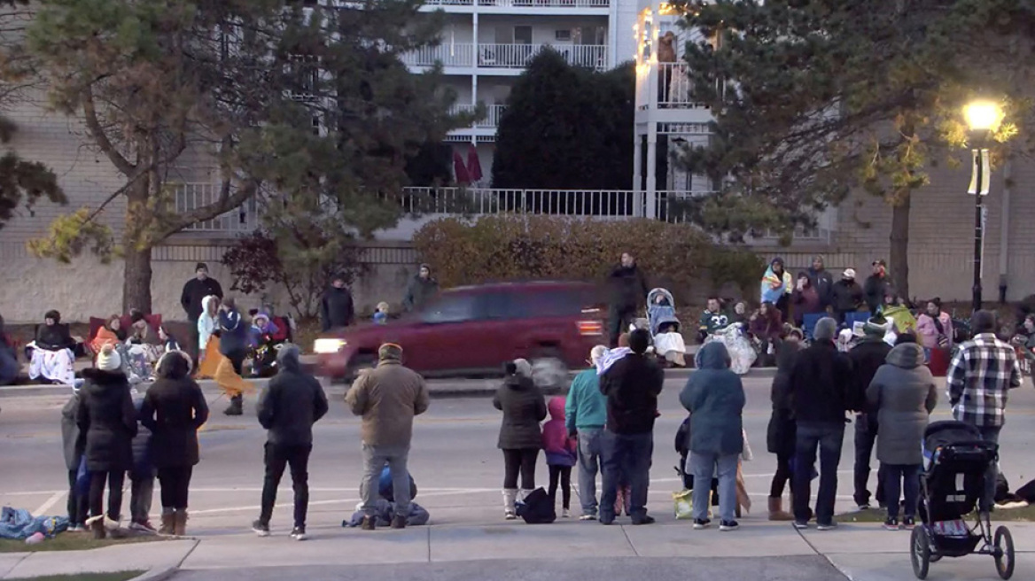 Ματωμένη παρέλαση στο Ουινσκόνσιν: Η τρομακτική στιγμή που το SUV επιταχύνει για να πέσει πάνω στον κόσμο