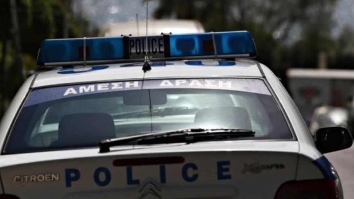 Λαμία: «Ελαφροχέρης» άρπαξε κινητό την ώρα που περίμενε να δικαστεί για κλοπές