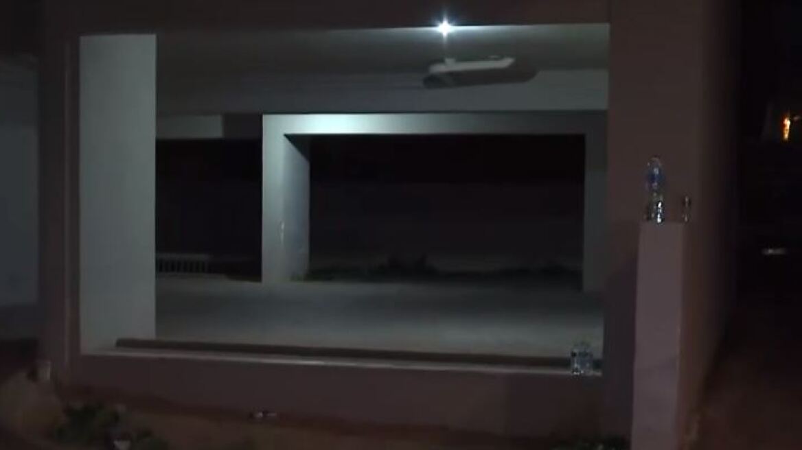 Φωτιά σε πυλωτή πολυκατοικίας στις Αχαρνές - Οι φλόγες έφθασαν μέχρι τον 2ο όροφο