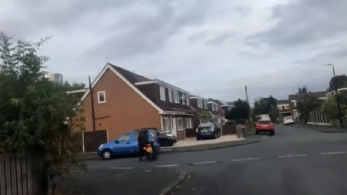 Δύο γκαφατζήδες Άγγλοι έκλεψαν σκούτερ, το έριξαν σε αυτοκίνητο και μετά ζήτησαν ασθενοφόρο