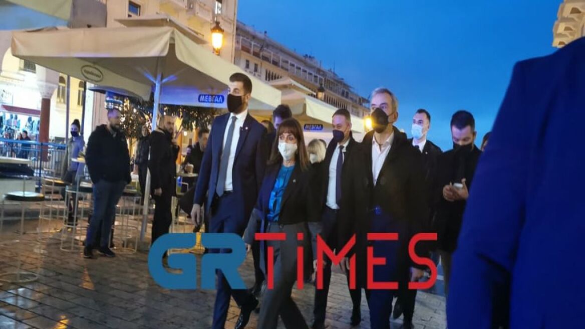 Θεσσαλονίκη: Στην κινητή μονάδα εμβολιασμού η Σακελλαροπούλου