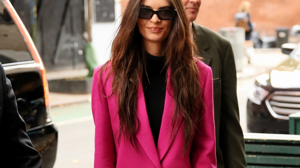 H Έμιλυ Ρατακόφσκι συνδύασε το ροζ σακάκι της με... καλσόν! (εικόνα)