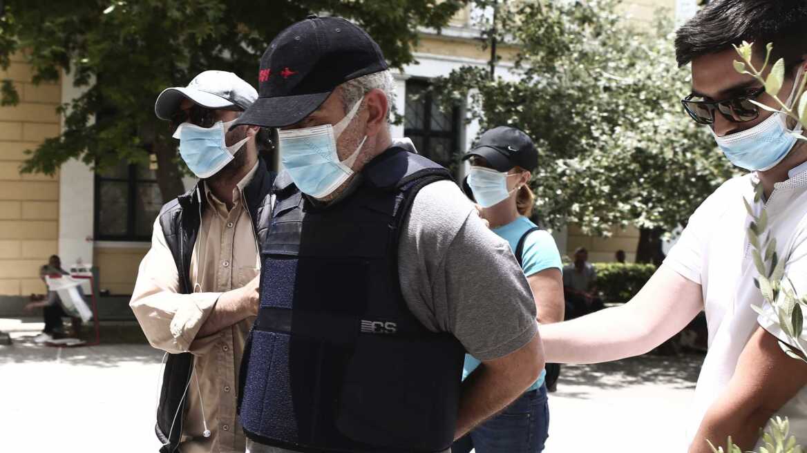 Σοκάρουν οι καταθέσεις συγγενών των θυμάτων του ψευτογιατρού: «Καθάριζε» τον καρκίνο με χάπι από το Άγιο όρος και χυμό από παντζάρι και σκόρδο