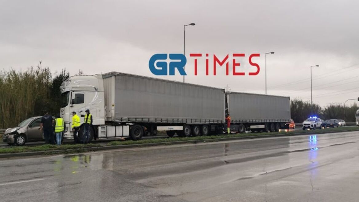 Θεσσαλονίκη: Καραμπόλα με τρεις νταλίκες και ένα ΙΧ στη Σίνδο