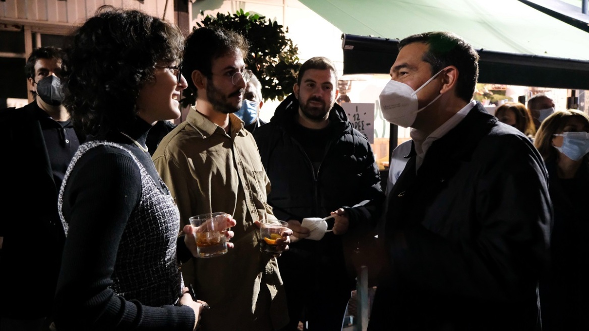 Τσίπρας: Τα είπε με νέους σε μπάρ στη Λάρισα