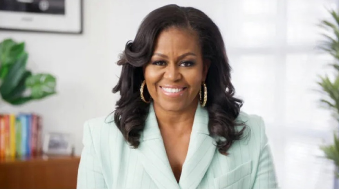 H Μισέλ Ομπάμα με ιριδίζον σύνολο σε εκδήλωση χωρίς τον Μπάρακ (εικόνες)