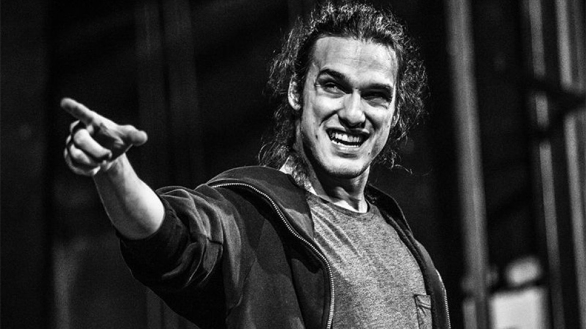 Ο Αιμίλιος Σταματάκης θα αντικαταστήσει τον Άρη Σερβετάλη στην παράσταση «Ρινόκερος»