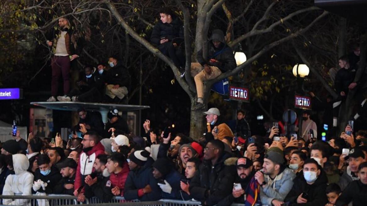 Χαμός στο Παρίσι για την «Χρυσή Μπάλα», ο κόσμος έχει σκαρφαλώσει στα δέντρα!