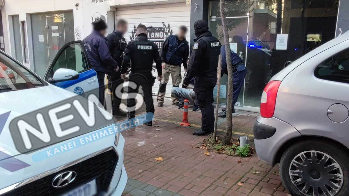 Κατερίνη: 45χρονος απείλησε 48χρονο με τσεκούρι και πριόνι στη μέση του δρόμου