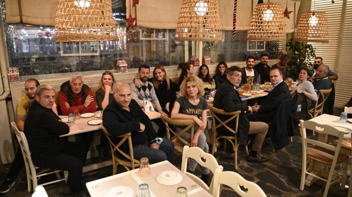 «Σασμός»: Πλήθος κόσμου κατέκλυσε την πλατεία Λιονταριών στο Ηράκλειο Κρήτης για τα γυρίσματα της σειράς