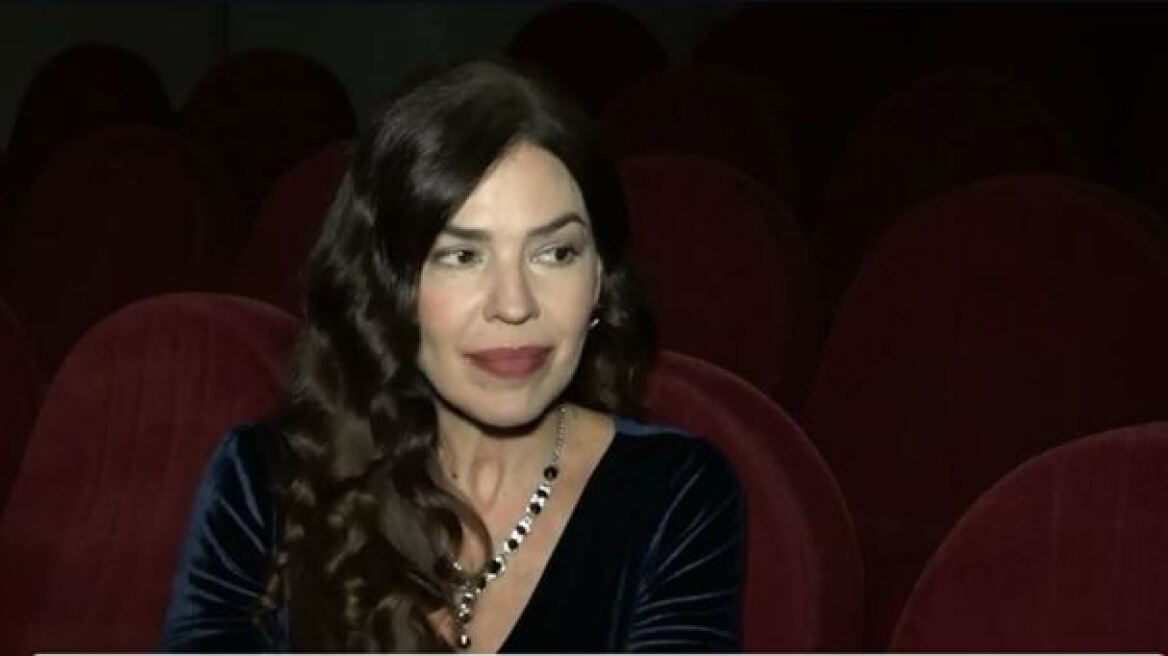 Ναταλία Δραγούμη: «Έκανα μία άσεμνη κίνηση και τρεις έγχρωμοι άνδρες κατέβηκαν από το αμάξι και με πλάκωσαν στο ξύλο»