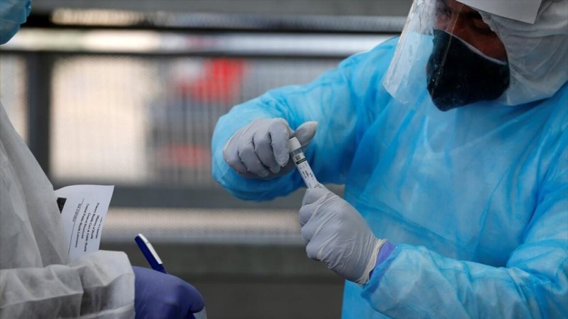 Omicron: Να ανησυχούμε λιγότερο για την νέα μετάλλαξη; Η επιστήμη απαντά