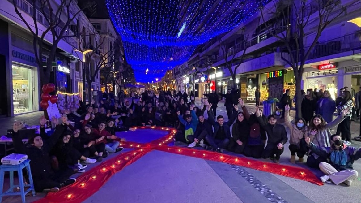 Άναψαν κεριά στη Θεσσαλονίκη και σχημάτισαν την κόκκινη κορδέλα για την Παγκόσμια Ημέρα κατά του AIDS