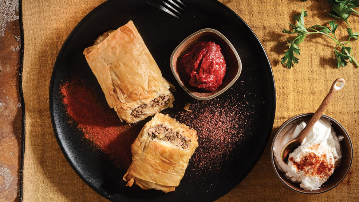 Κιμαδόπιτα με φύλλο αέρος και πρόβειο γιαούρτι με μπούκοβο