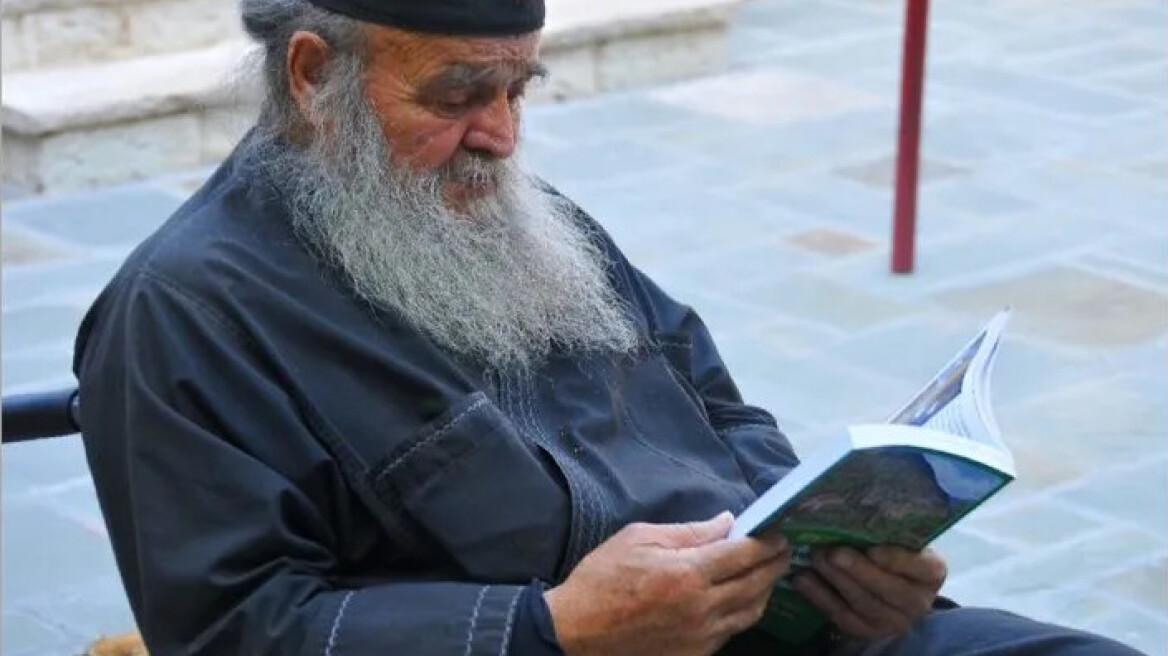 Πέθανε από κορωνοϊό, η εμβληματική μορφή των Ιωαννίνων, ο ιερομόναχος Αθανάσιος Χατζής