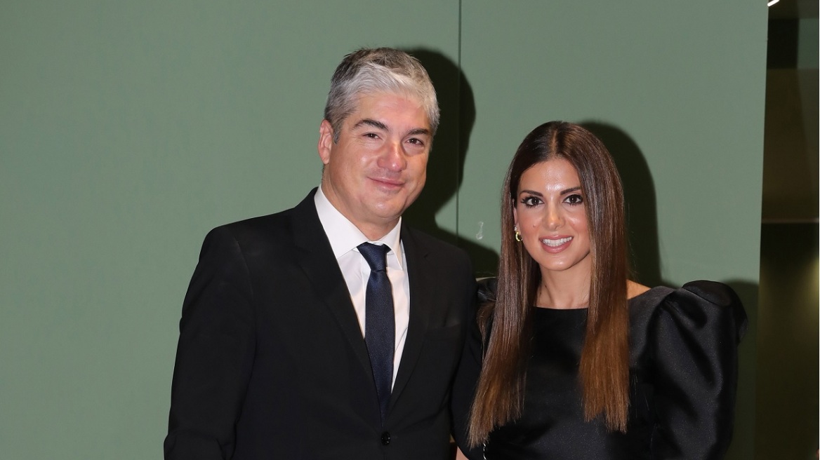 Η Σταματίνα Τσιμτσιλή με σούπερ μίνι φόρεμα στο πλευρό του Θέμη Σοφού