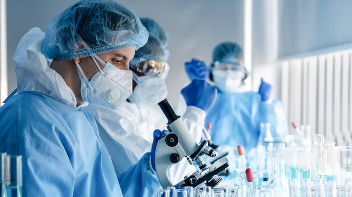 «Δεν έχουμε δει ξανά τέτοιο στέλεχος με τόσες μεταλλάξεις» δηλώνει ο καθηγητής Σουρβίνος για την Omicron 