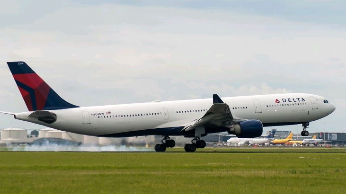 Επιβάτιδα της Delta θήλαζε τη γάτα της εν πτήσει!