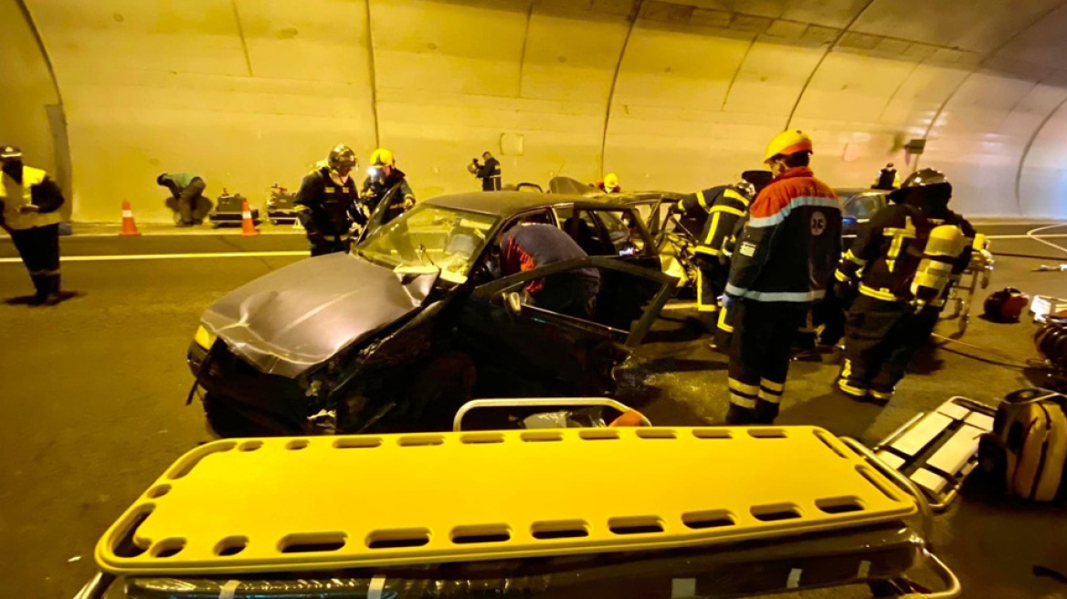 Εντυπωσιακή άσκηση ετοιμότητας για τροχαίο με εγκλωβισμένους στη σήραγγα των Τεμπών - Δείτε φωτογραφίες