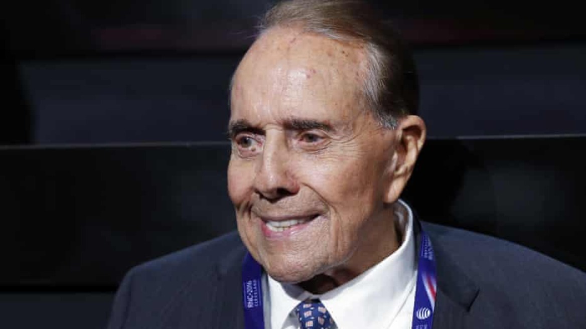 Σε ηλικία 98 ετών έφυγε από τη ζωή ο πρώην γερουσιαστής Μπομπ Ντόουλ, εμβληματική μορφή της πολιτικής