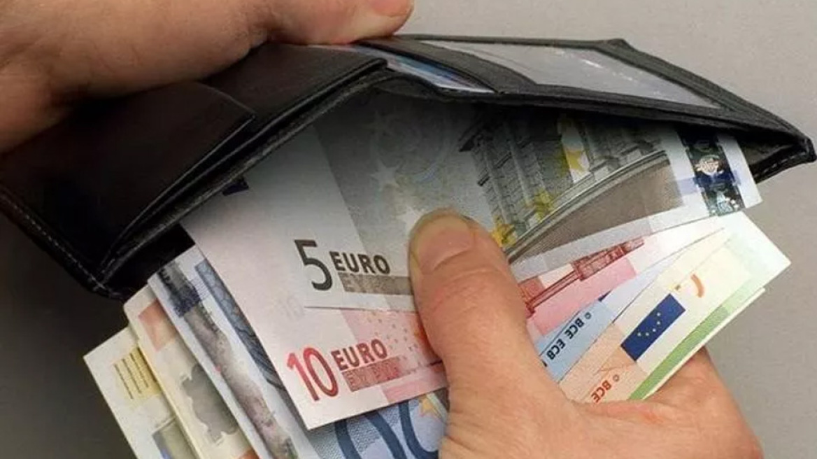 Σενάρια για αύξηση 2,5%-3% κάθε 6 μήνες στον κατώτατο μισθό