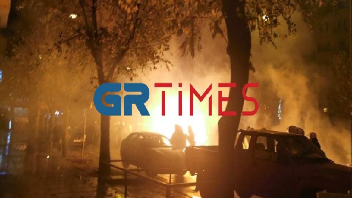 Δεκάδες προσαγωγές για τα επεισόδια στην πορεία για την επέτειο της δολοφονίας Γρηγορόπουλου στη Θεσσαλονίκη (βίντεο)