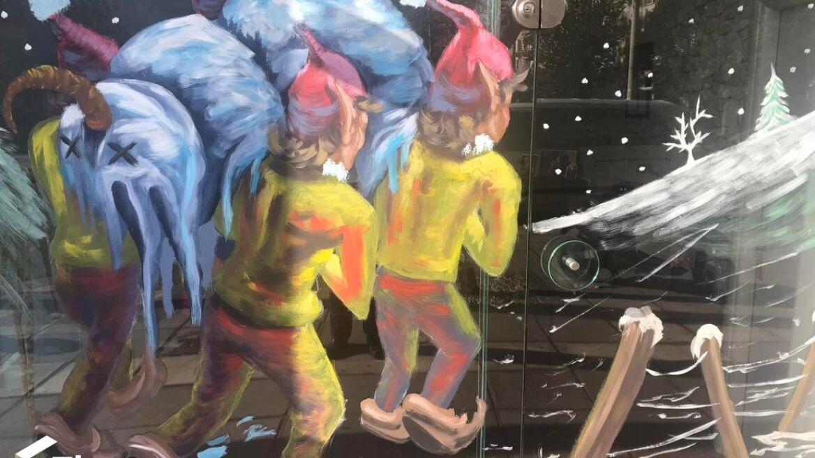 Θεσσαλονίκη: Χριστουγεννιάτικος στολισμός σε γραφείο τελετών με ξωτικά και... νεκρό χιονάνθρωπο