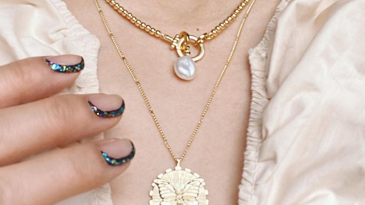 Αν αγαπάτε τα minimal νύχια, αυτό το nail art είναι ιδανικό για κάθε σας εορταστική έξοδο