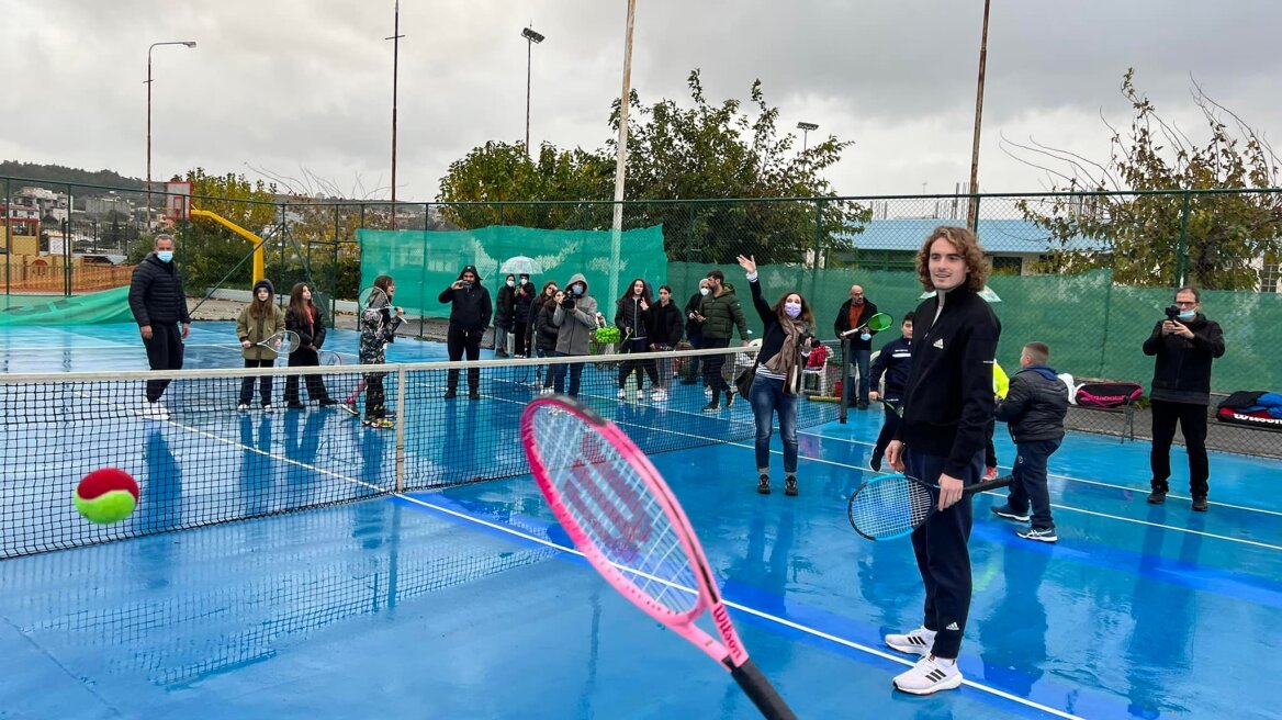 Ο Στέφανος Τσιτσιπάς παίζει ποδόσφαιρο και τένις στο Αρκαλοχώρι