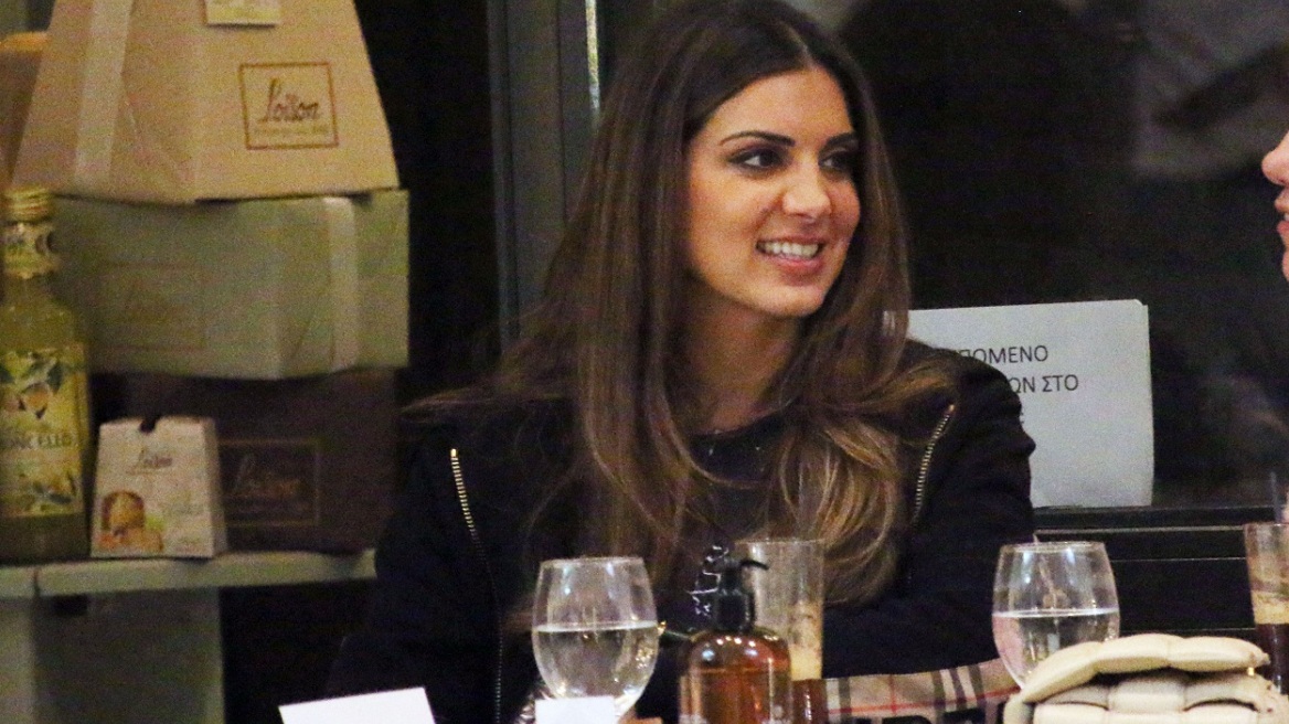 Σταματίνα Τσιμτσιλή: Με εφαρμοστό παντελόνι και κοντό μπλουζάκι για ψώνια (εικόνες)