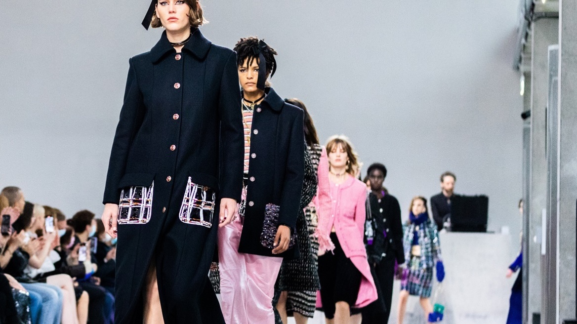 Η CHANEL παρουσίασε τη Métiers d’Art 2022 συλλογή της στο κέντρο του Παρισιού