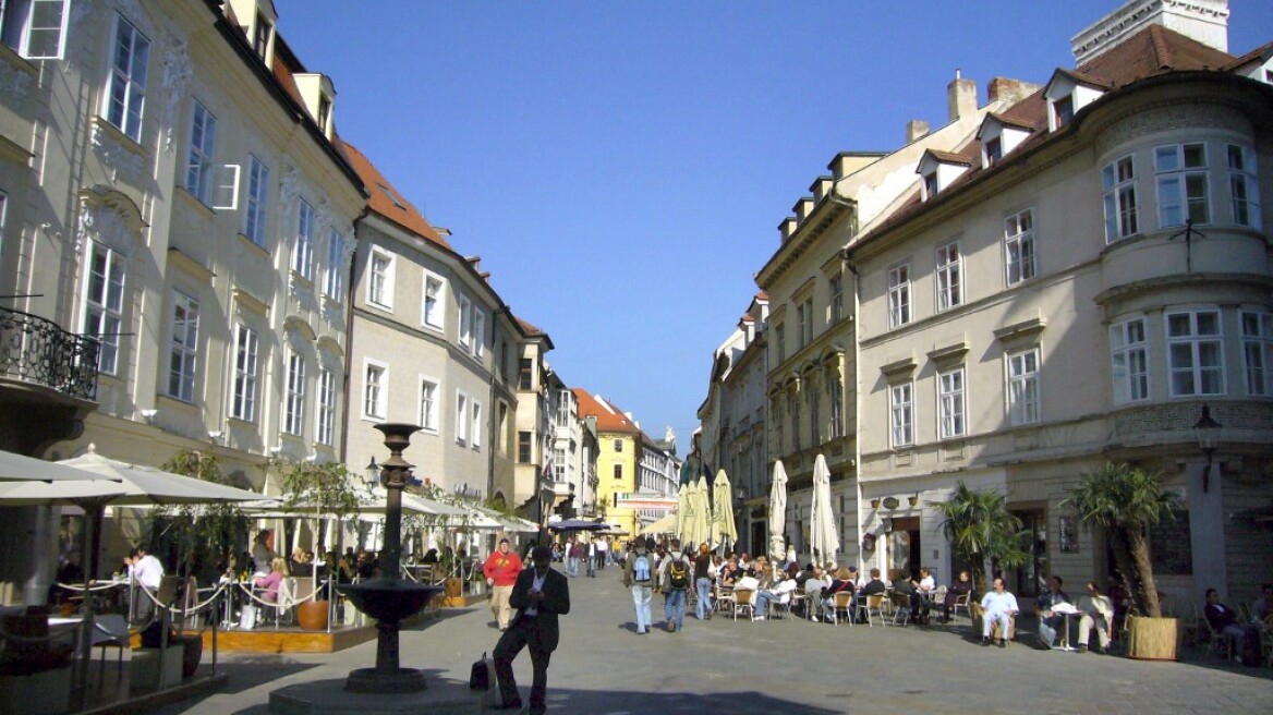 Η Σλοβακία ανοίγει ξανά τα καταστήματα για τους εμβολιασμένους