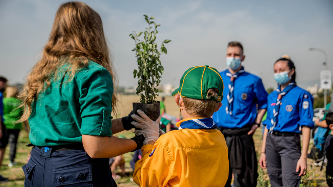 Βίκος A.E.: Εκατοντάδες εθελοντές φύτεψαν 1.300 δέντρα στο Ολυμπιακό Κέντρο Γαλατσίου