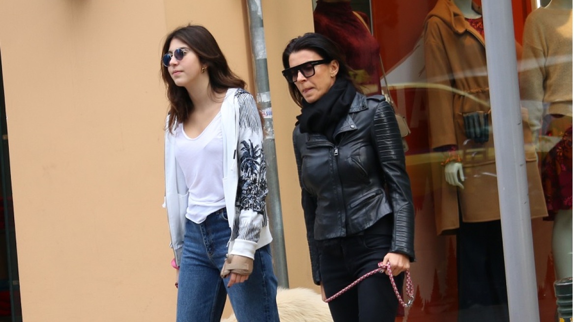 Μαρίνα Βερνίκου - Ντεμήλια Καμπουρίδη: Μαμά και κόρη μαζί στο κέντρο της Αθήνας