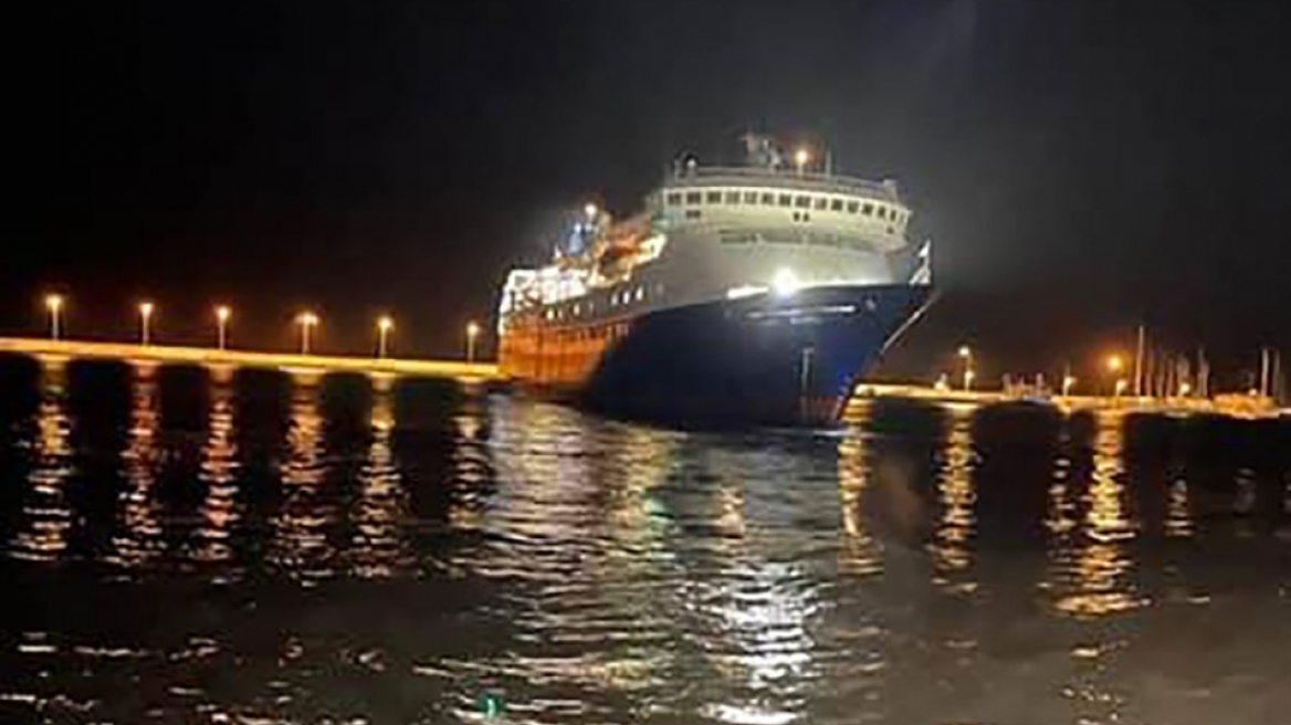 Στα αβαθή στο λιμάνι του Γυθείου «κόλλησε» το  πλοίο «Aqua Jewel»