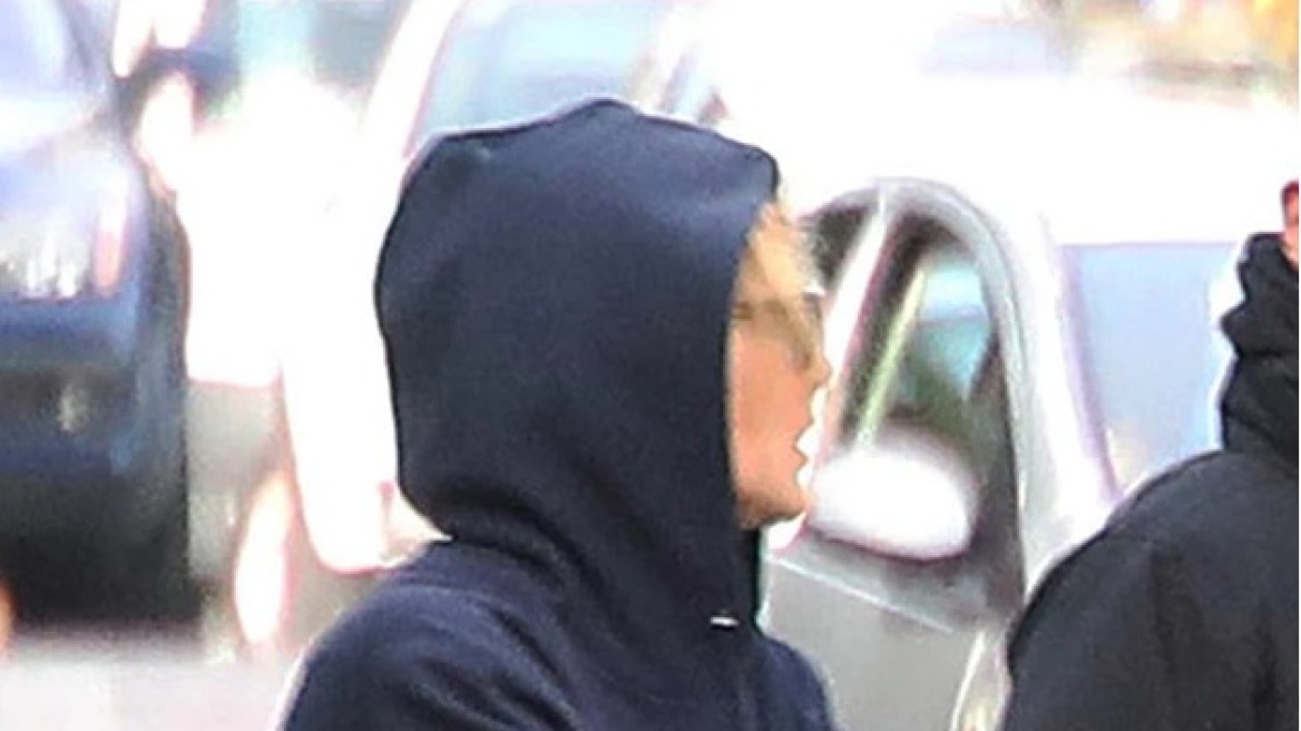 Οικογενειακή βόλτα για τη Τζένη Μπαλατσινού στο κέντρο της Αθήνας (εικόνα)