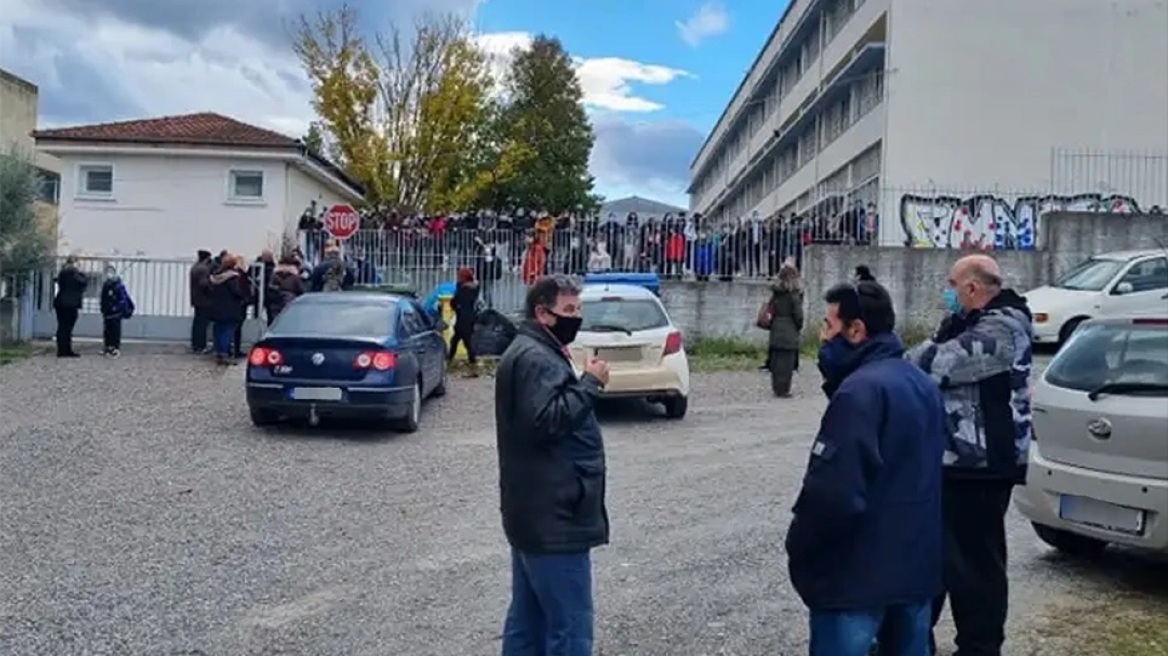 «Θεματοφύλακες του Συντάγματος» απειλούσαν ότι θα μας σκοτώσουν, καταγγέλλει καθηγήτρια από το Αιγίνιο