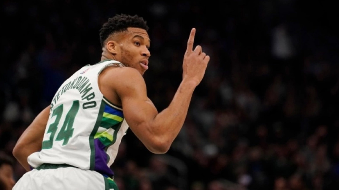 Αντετοκούνμπο: Η «διαστημική» εμφάνιση απέναντι στους Ρόκετς