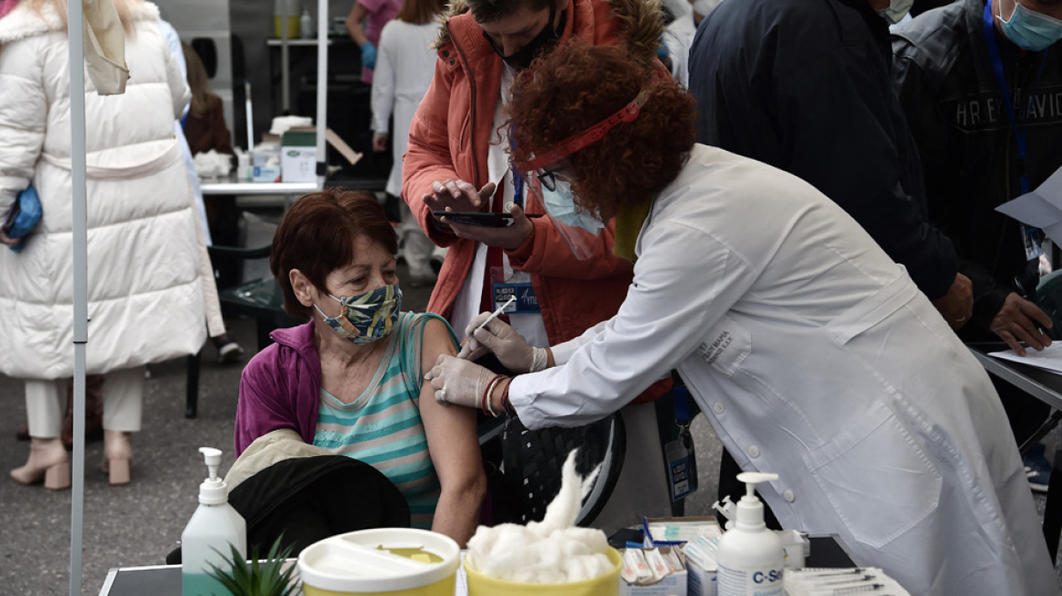 Γεωργαντάς για 3η δόση: Άνοιξαν ραντεβού για να εμβολιαστούν όλοι οι άνω των 60 έως την Κυριακή