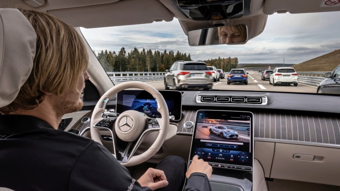 Η Mercedes-Benz υπερτερεί της Tesla
