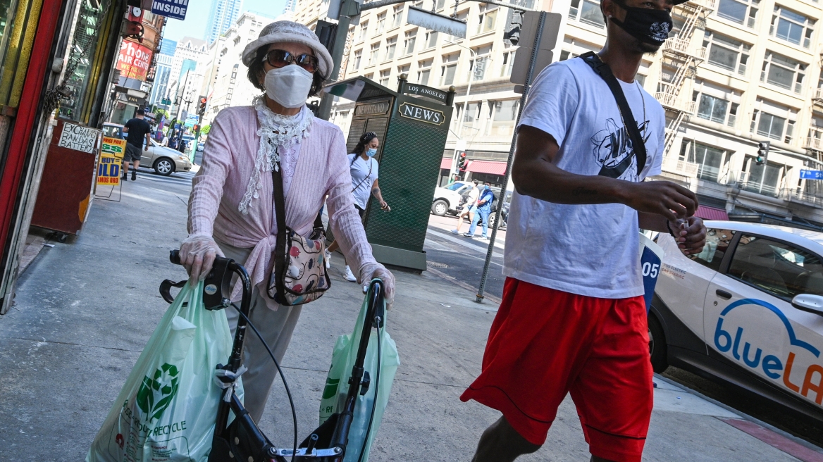 ΗΠΑ-κορωνοϊός: Μετά τη Νέα Υόρκη και η Καλιφόρνια επαναφέρει την υποχρεωτική χρήση μάσκας στους κλειστούς δημόσιους χώρους