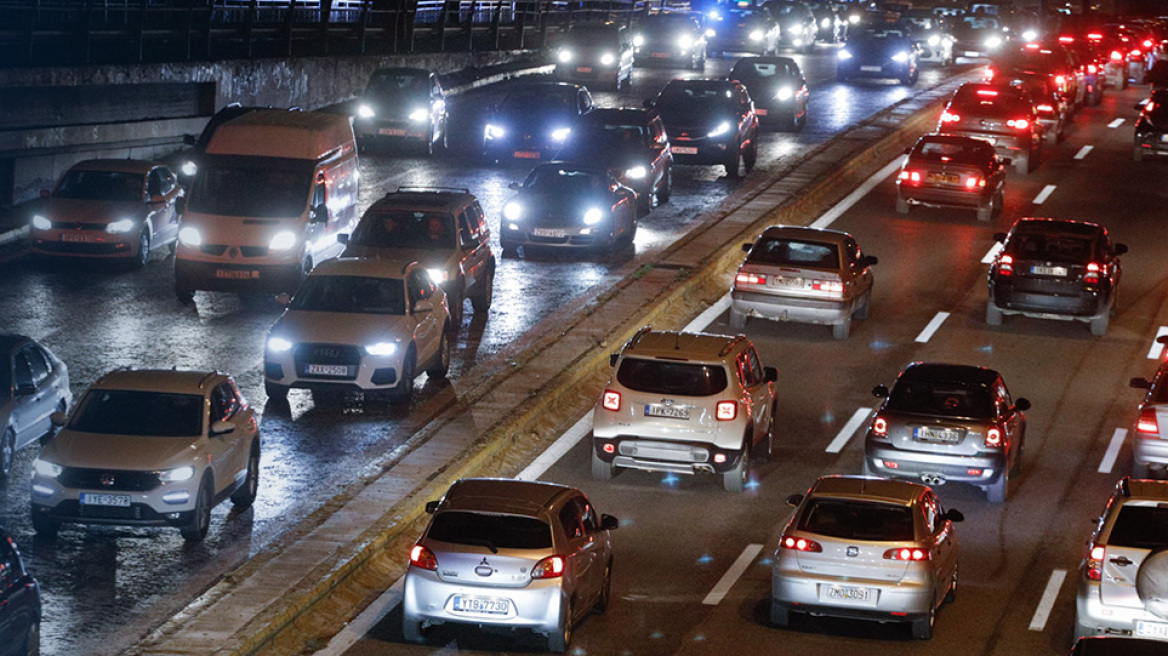 Κίνηση στους δρόμους: Βρέχει στην Αθήνα, πού έχει μποτιλιάρισμα τώρα  - Live εικόνα