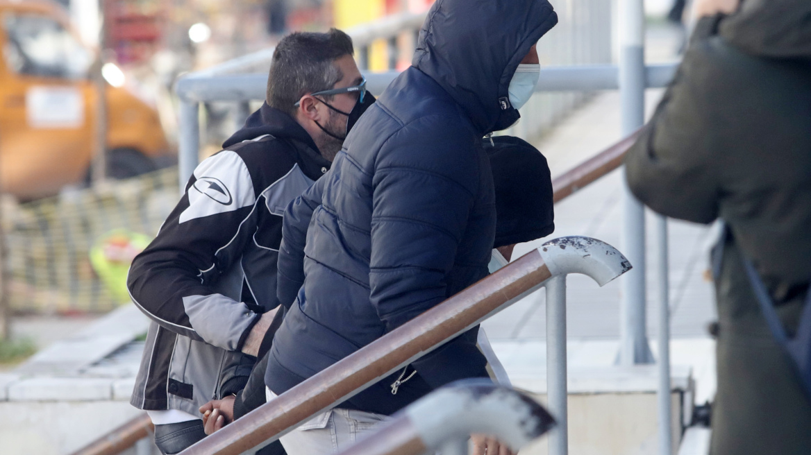 Έγκλημα στη Θεσσαλονίκη: Στον εισαγγελέα ο 56χρονος που σκότωσε με καραμπίνα τη σύζυγό του - Δείτε βίντεο