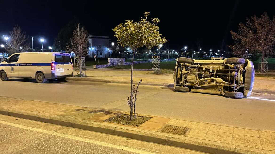 Πορεία τρόμου για αυτοκίνητο που «τούμπαρε» σε δρόμο της Λάρισας - Δείτε φωτογραφίες