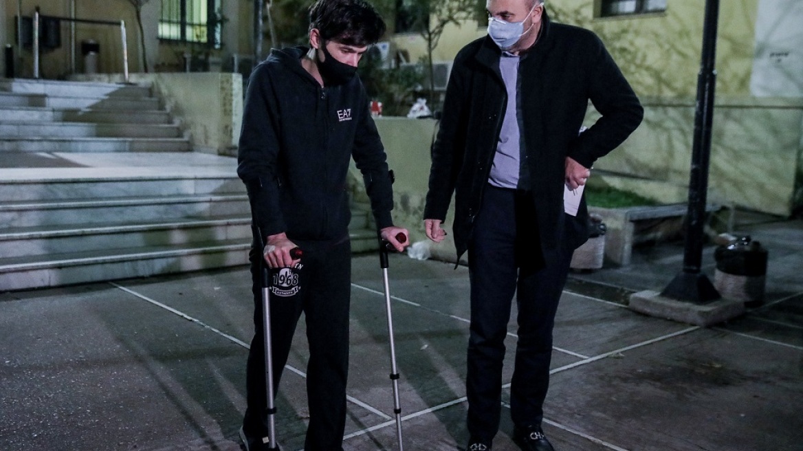 Με πατερίτσες στον εισαγγελέα ο Φουρθιώτης - Μίλησε για κανιβαλισμό σε βάρος του