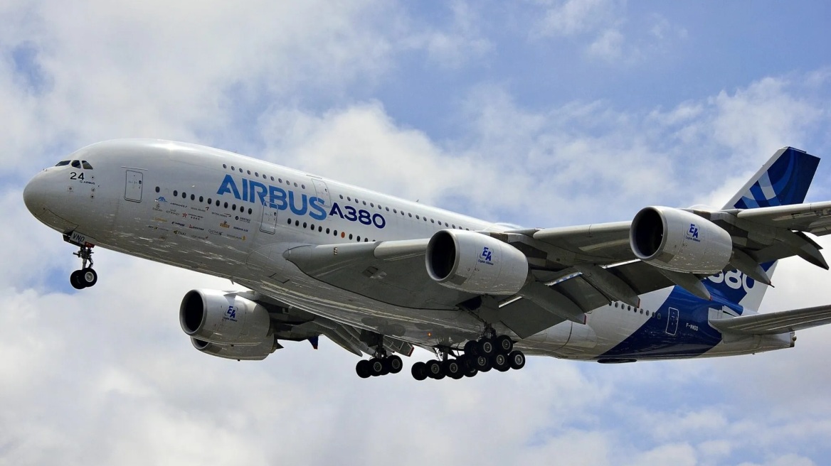 Love is in the Air: Το τελευταίο superjumbo A380 της Airbus σχηματίζει μία καρδιά στον ουρανό