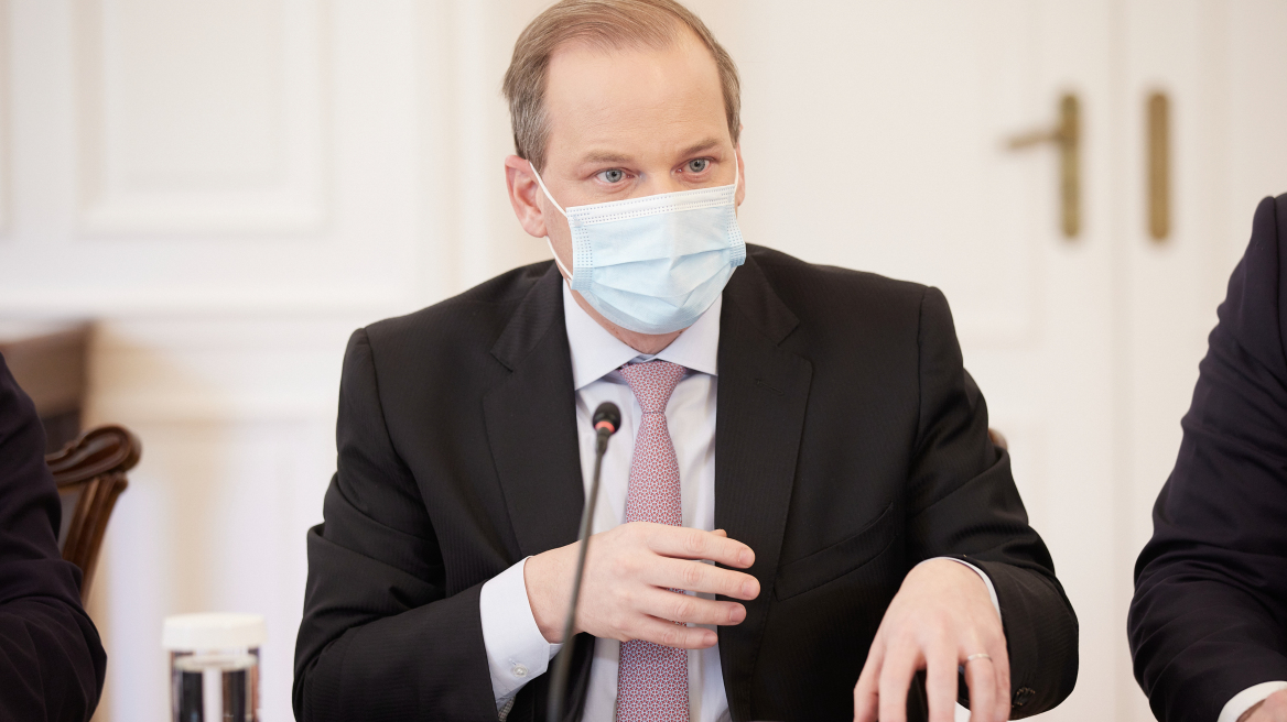 Καραμανλής κατά Παππά: Όπως πάει θα περάσει πιο πολλές ώρες στα δικαστήρια παρά στη Βουλή