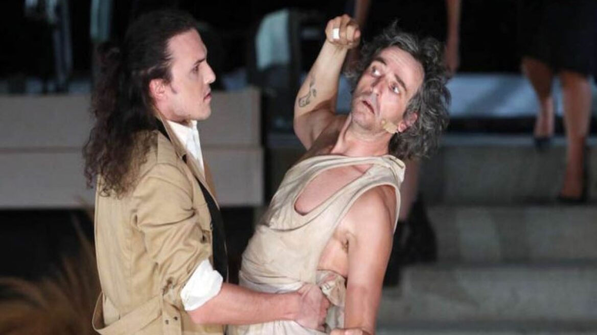 Ο Αιμίλιος Σταματάκης μίλησε με τον Άρη Σερβετάλη πριν την πρεμιέρα του «Ρινόκερου»