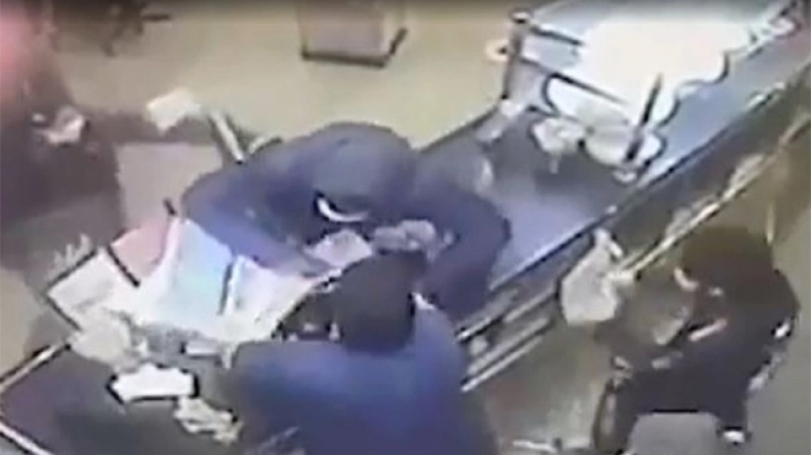 Βίντεο σοκ με 14χρονο αγόρι να πυροβολεί εξ επαφής ληστή σε πιτσαρία των ΗΠΑ (vid)